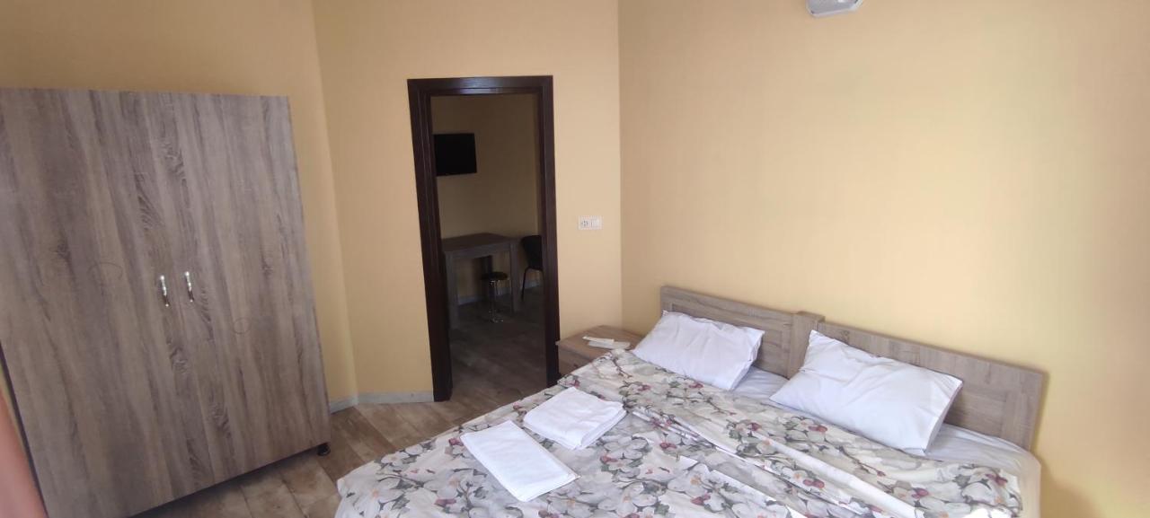 Femily Hotel In Batumi Mareti Str 2 ภายนอก รูปภาพ